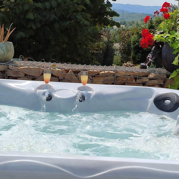 Campagne et Jacuzzi . C'est Cosy le Bumble Bee !