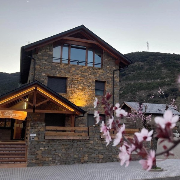 Can Congost is a typical Catalan Pyrenean house of 240m with 5 bedrooms and 5 bathrooms.