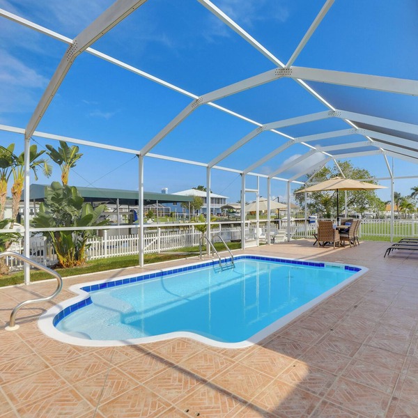 Canal-Front Haven: Pool, Dock & Lanai in Palmetto