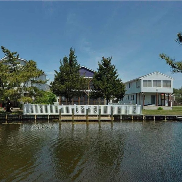 Canal Front Home w/Dock & Fence. 5 Min walk to the beach! Pet Friendly w/fee