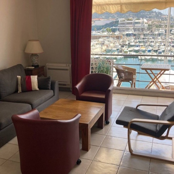 cannes - exceptional view. 90m². 3 or 4 vacationers.