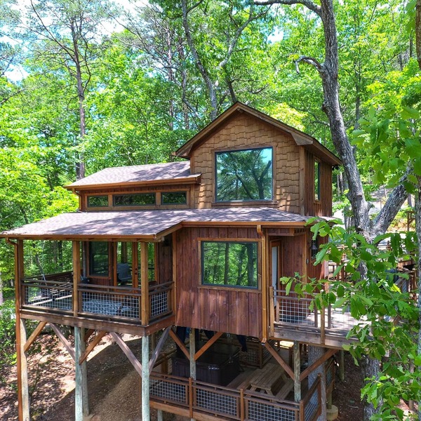 Canopy Blue Luxury Treehouse *hot tub, fire pit, swing bed, amazing views*