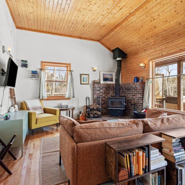 Canyon Point Cozy Cottage -Hot tub-Lakefront