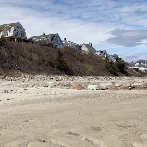 Cape Cod Studio with Kitchen. Very to close to beach! No bridge!