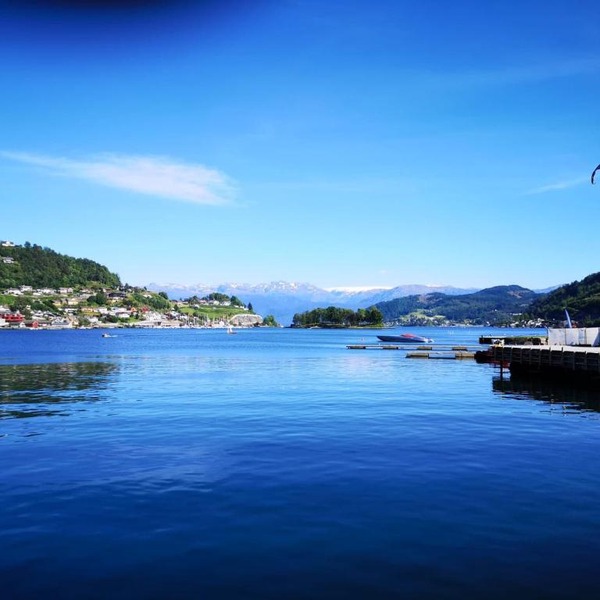 Captivating 4-Bed Apartment heart of Norheimsund