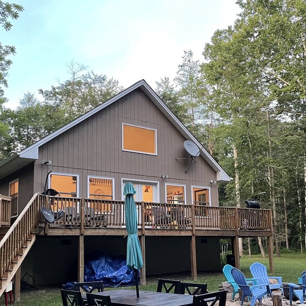 Captivating cabin on stunning Hawksbill Creek close to Shenandoah NP, w hot-tub
