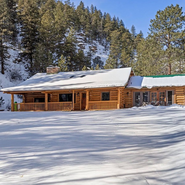 Captivating Rustic Log Cabin with Seasonal stream close to Estes Park and RMNP