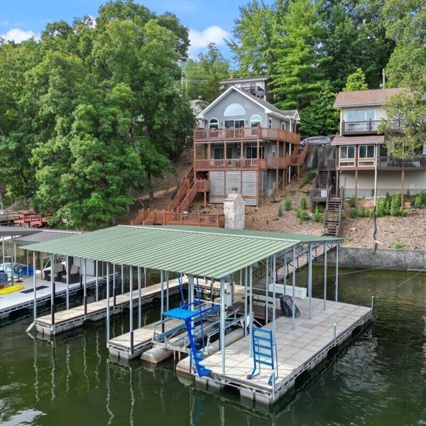 Captivating Views, Amazing Design and Lake Living