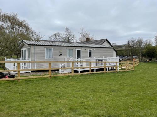 Caravan in Holcot - Sleeps 6 - Maximum 6 people - Maximum 4 adults per booking -Pet Friendly