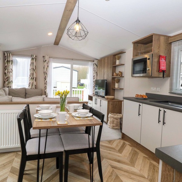 CARAVAN, pet friendly, country holiday cottage in Hopton-On-Sea