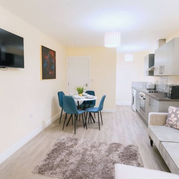 Cardiff Emerald Suite| Contractors | Sleeps 5