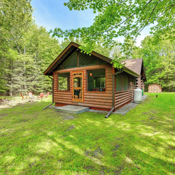 ‘Cardinal Pines’ Cabin on 8 Acres - Dog Friendly!