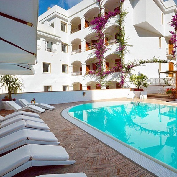 Casa Alloro E: A welcoming apartment located in the center of Minori and a few meters from the sea.