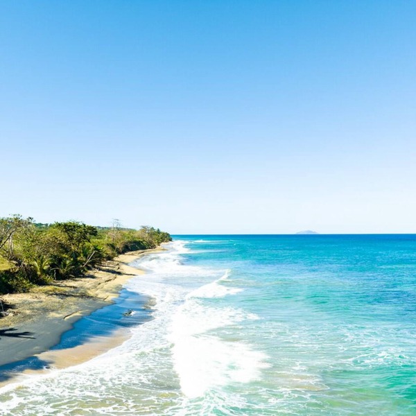 Casa Del Mar Beachfront House on quiet beach, surf out front, tidepools for kids