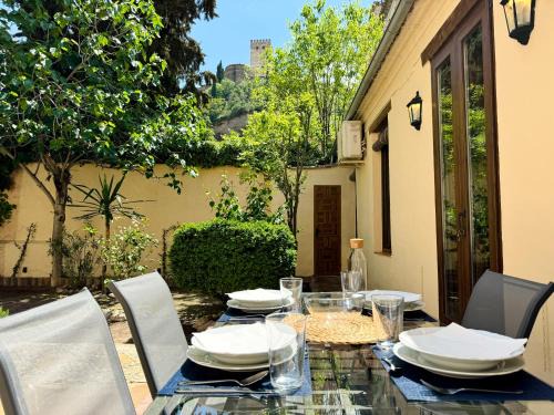 Casa junto a la Alhambra con vistas y jardín privado