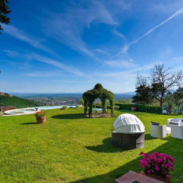 Casa Loretta Luxury Villa With Swimming Pool and Whirlpool