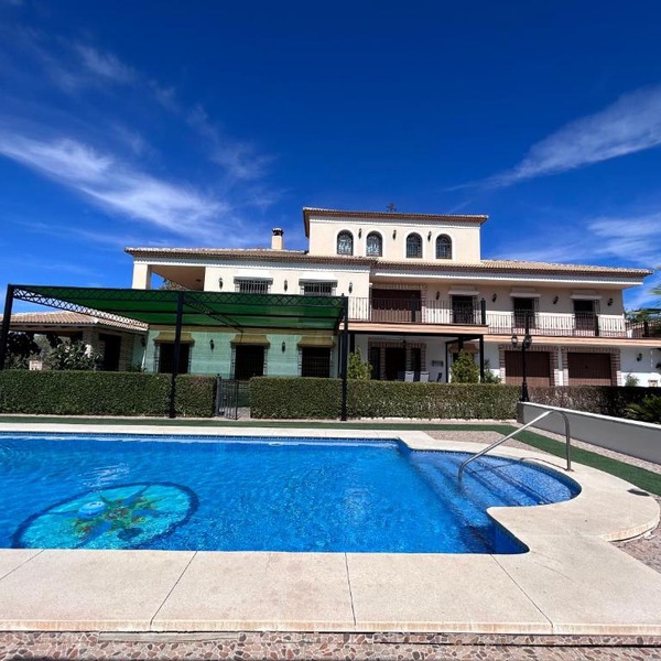 Casa rural para familias con piscina, privacidad y vistas al atardecer