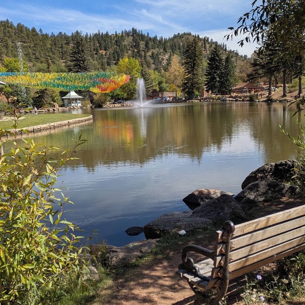 CASCADE MOUNTAIN RETREAT: MOUNTAIN VIEW, GREAT LOCATION NEAR LAKE AND PIKES PEAK