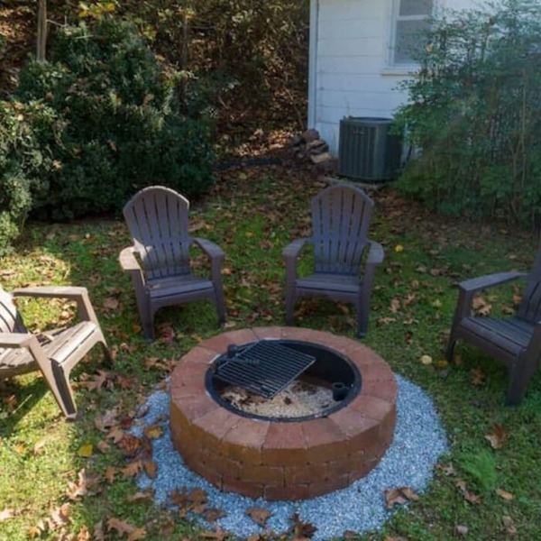 Catch N Relax- River Access, Large Yard, Fiber Wifi, Fire Pit & Late Checkout!