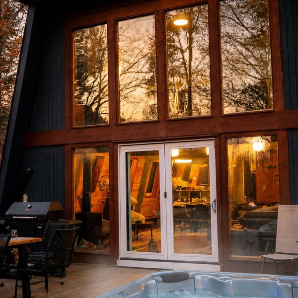 Catskills Ski Chalet@ Hunter Mountain -1 mile to Lift - Hot Tub -Fire Pit -Pets
