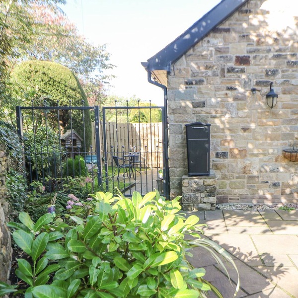 CAUSEWAY HIDEAWAY, romantic, with a garden in Dore