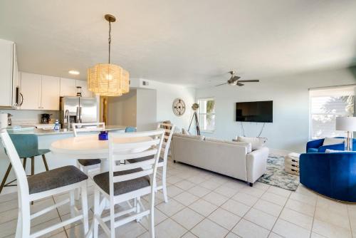 Cedar Key Condo w/Balcony & Gulf Views!