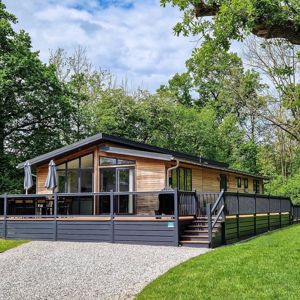 Cedar Lodge | sleeps 8 - Hot Tub, Dog Friendly - 5* Gold Award
