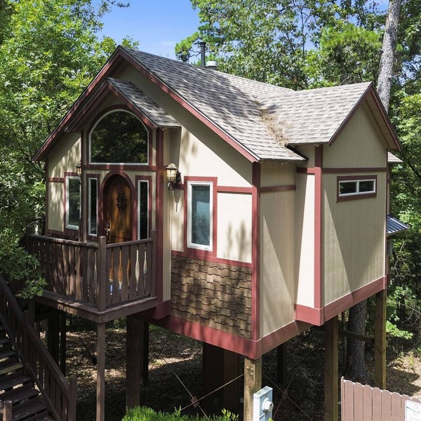 Cedar Manor Treehouse with Jacuzzi