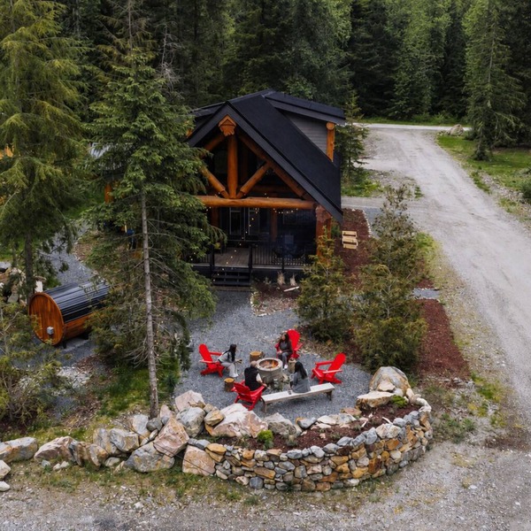 Cedar Peaks Log Cabin with Sauna & Mountain Views