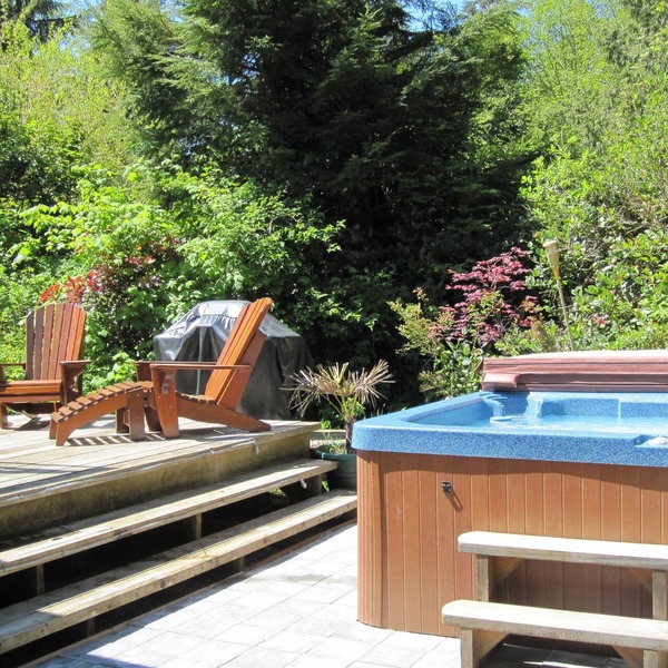 Cedar Shack Cottage with Private Hot Tub - steps to Chesterman Beach
