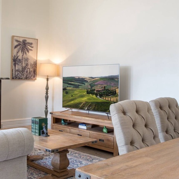 Central 2-Bed Apartment with Private Parking