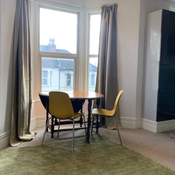 Central 2 bed flat. Free parking (Off-street)