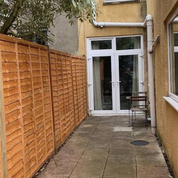 Central 2 bed flat with off street-parking