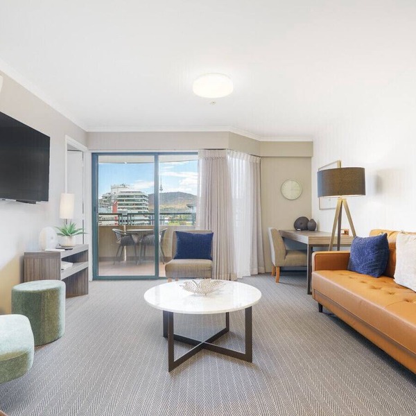 Central 2BR apartment, Hotel vibe, Walk everywhere