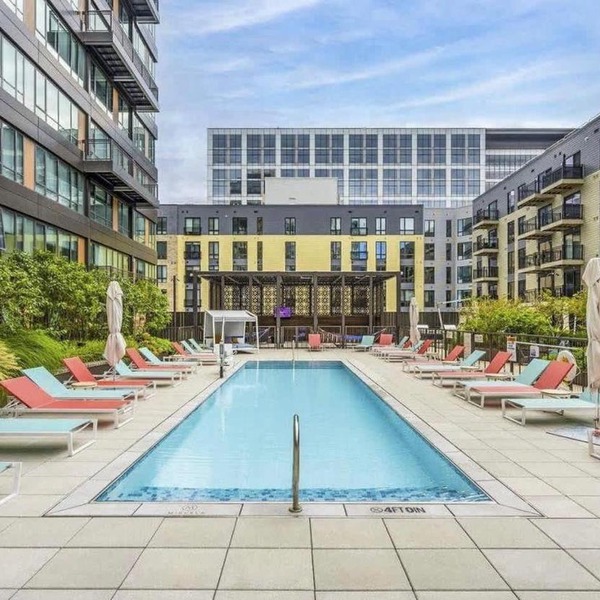 Central 2BR Apt w Pool & Gym sleep 7