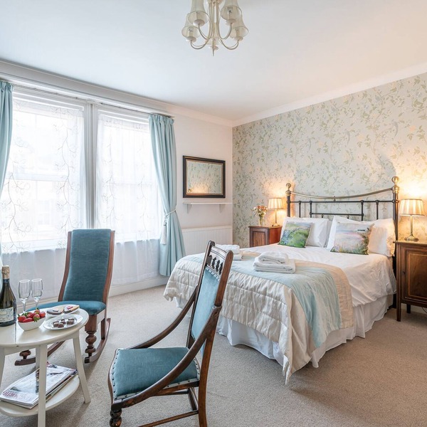Central 5 bed/3 bath for 8 (+ cot) free parking - spacious, stylish, comfortable