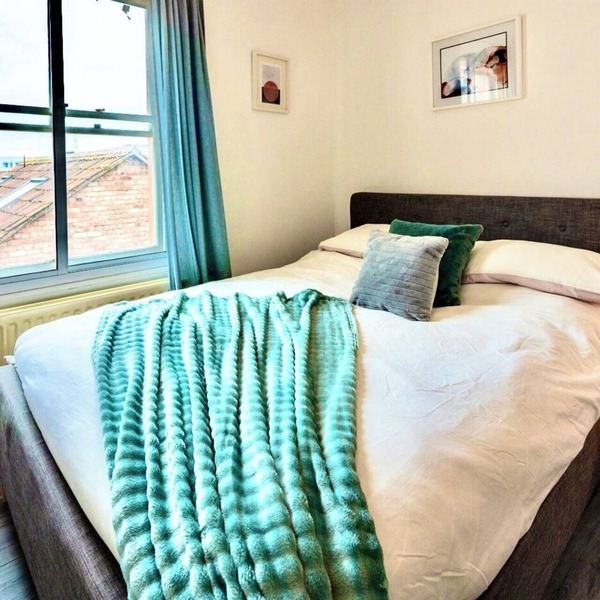 Central Bristol 2 Bed House! Opposite the BRI Hospital, Ideal for Professionals
