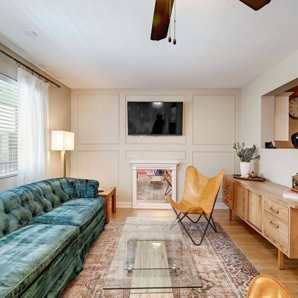 Central & Chic Condo: Sleeps 5
