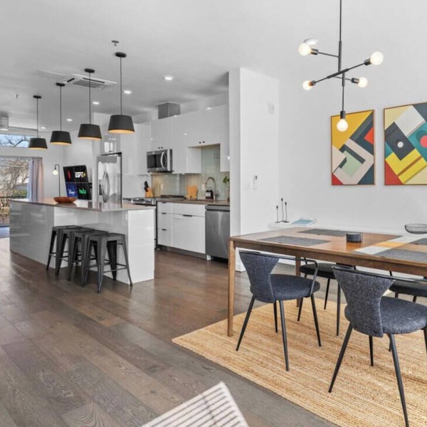 Central Condo w/Balcony, Close to DT & Food