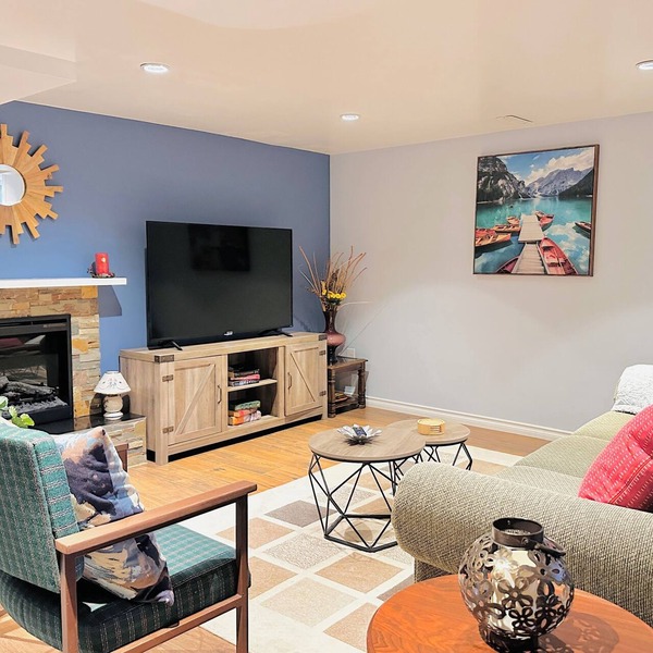 Central Cozy Stay- near C-train, office space, quiet, 2BR, sleeps 6