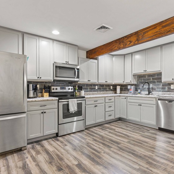 Central Festus Studio Apartment. Private Parking-Gigabit Wifi-Full Size Kitchen.