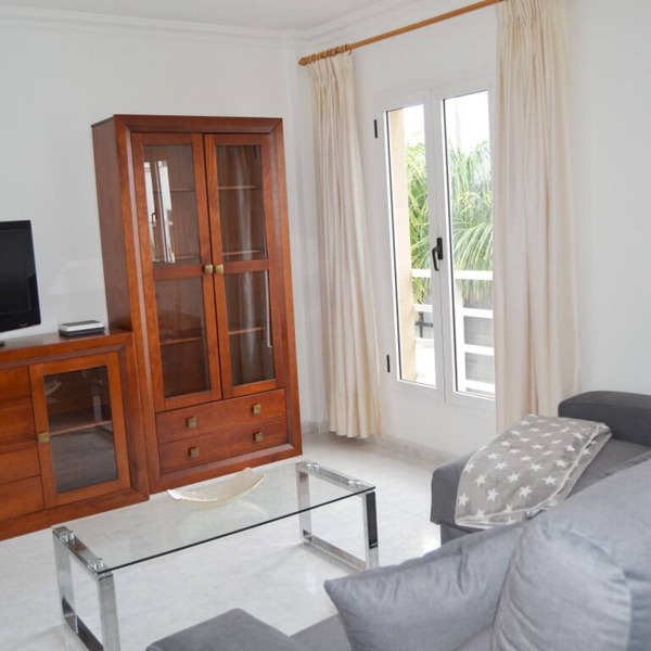 Central floor, spacious and bright. Free WIFI. Beach 5 minutes.