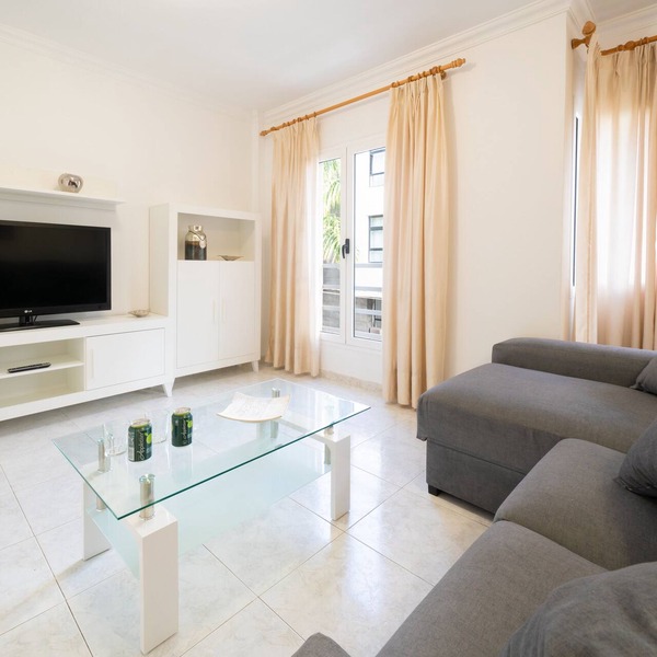 Central floor, spacious and bright. Free WIFI. Beach 5 minutes.