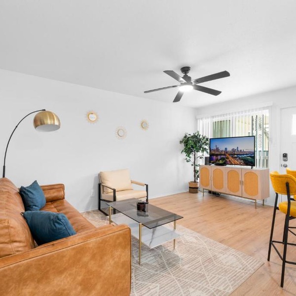 Central Hyde Park 2BR king suites close to UT, Moody Center, DT