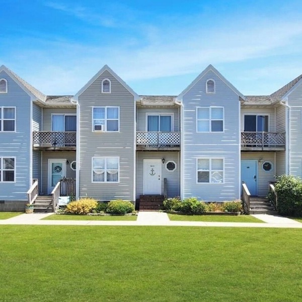 Central Location~Walk 2 Dining! Beach Pass & Gear!