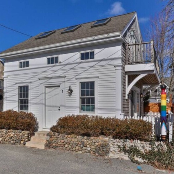 Central, modern cottage with parking and water view