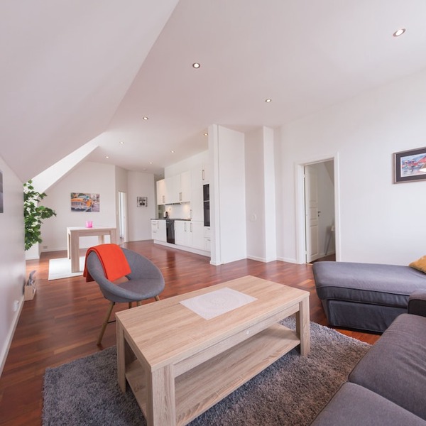 Central modern penthouse apt w / parking incl.