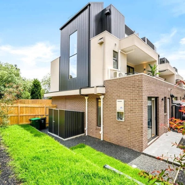 Central Mount Waverley Townhouse with parking!