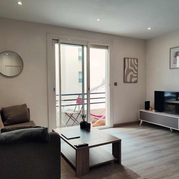 Central & Quiet, 10 min to Palais & Train Station