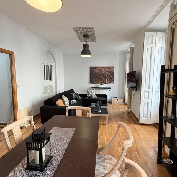 Central, spacious, comfortable and close to the Madrilenian atmosphere.